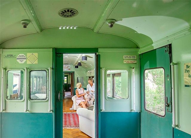 Cặp đôi biến toa xe lửa bị bỏ hoang thành ngôi nhà nhỏ 70m2 độc đáo - Hạnh phúc của cuộc sống tự chủ! - Ảnh 3.