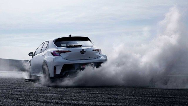 Toyota GR Corolla đã chính thức ra mắt, hứa hẹn sẽ là đối thủ đáng gờm cho Honda Civic Type R - Ảnh 3.