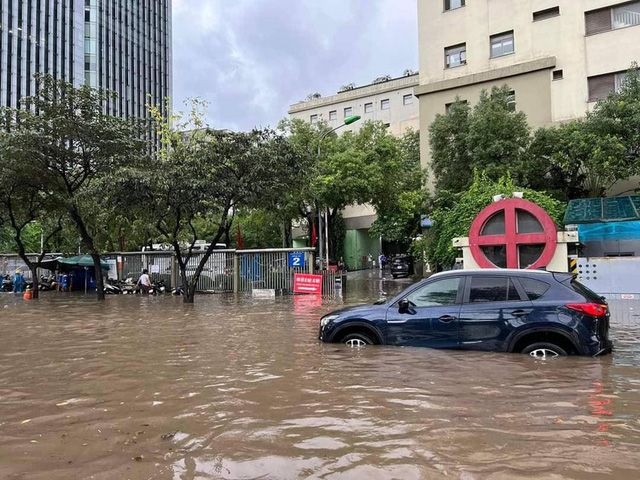 Hà Nội: Xếp hàng ô tô chăm sóc, sửa chữa sau trận mưa lớn - Hình ảnh 1.