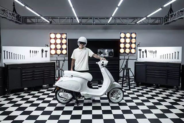 Phiên bản Dior vẫn đang làm mưa làm gió, Vespa tiếp tục hợp tác sản xuất xe máy cùng ngôi sao Justin Bieber - Hình 2.