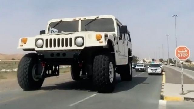 'Quái vật ăn xăng' Hummer H1 kích thước gấp ba lần xe thông thường: Vẫn có thể đứng thẳng khi bước vào, không gian bên trong rộng như một ngôi nhà - Ảnh 4.