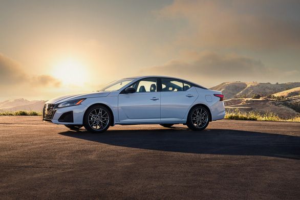 Nissan Altima 2023 ra mắt: Sự thay đổi nhỏ nhưng vẫn khó để đuổi kịp Toyota Camry - Hình ảnh 1.