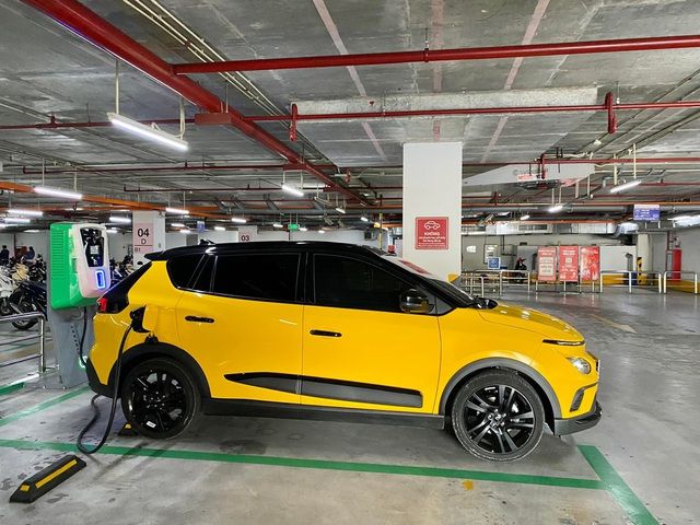 Chủ chiếc xe VinFast VF e34 đã gây ấn tượng mạnh mẽ với cộng đồng mạng: Rất ấn tượng, như một chiếc siêu bò từ Ý - Ảnh 2.