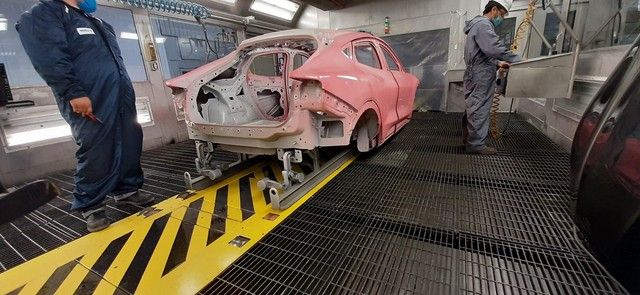 Sai sót từ nhà máy sơn đã tạo ra một chiếc Ford Mustang Mach-E độc đáo với màu hồng phấn rất khác biệt - Hình 1.