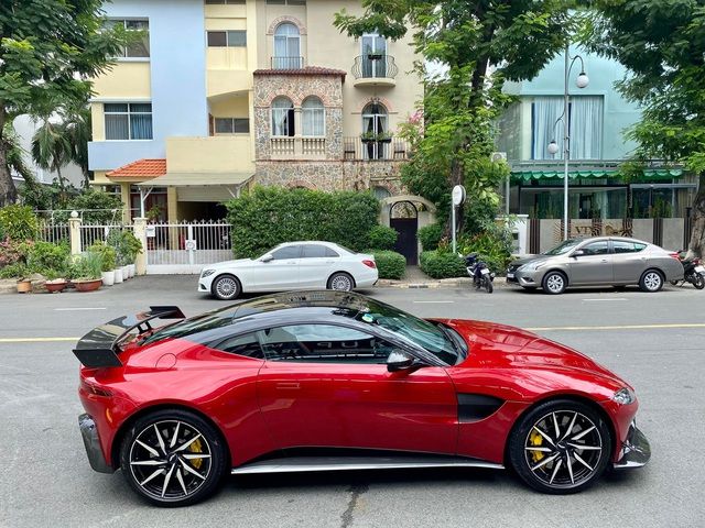 Xem chiếc siêu xe mới cùng Nguyễn Quốc Cường, Minh Nhựa đã bán ngay chiếc Aston Martin V8 Vantage biển số đẹp dù mới đi chưa đầy 500 km - Hình ảnh 4.