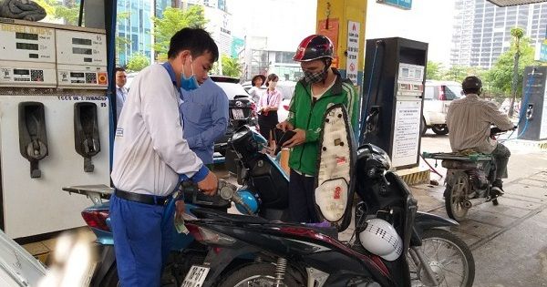 Giá xăng lên mức kỷ lục, đạt 30.650 đồng/lít - Ảnh 1.