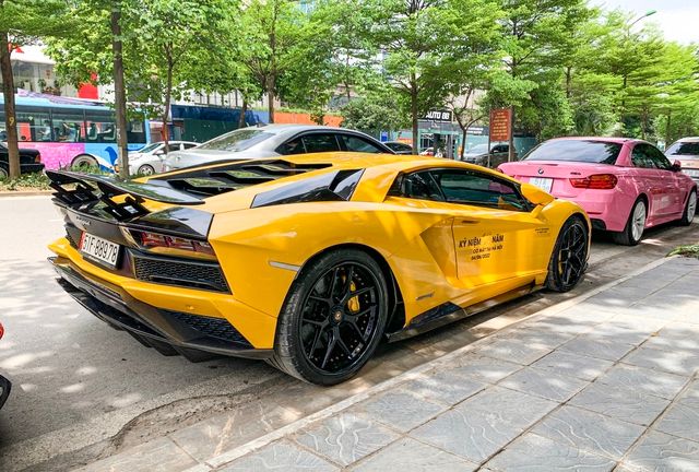 Dàn siêu xe trị giá gần 400 tỷ đồng đã đổ về Hà Nội, Koenigsegg Regera và McLaren Senna nằm dưới bạt chờ sẵn sàng để tỏa sáng - Hình 4.
