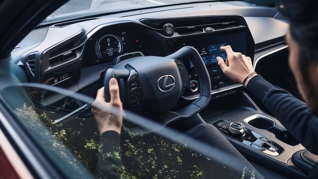 Siêu phẩm chạy điện Lexus RZ sắp ra mắt, hé lộ vô-lăng như trên tàu vũ trụ và hộp số độc đáo - Ảnh 1.