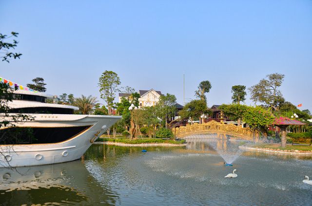 Gặp 'ông trùm nuôi lợn' tại Hải Dương, chiêm ngưỡng dàn siêu xe được phủ vàng trăm tỷ và biệt thự nằm trong khu công viên rộng hàng nghìn mét vuông - Hình 9.