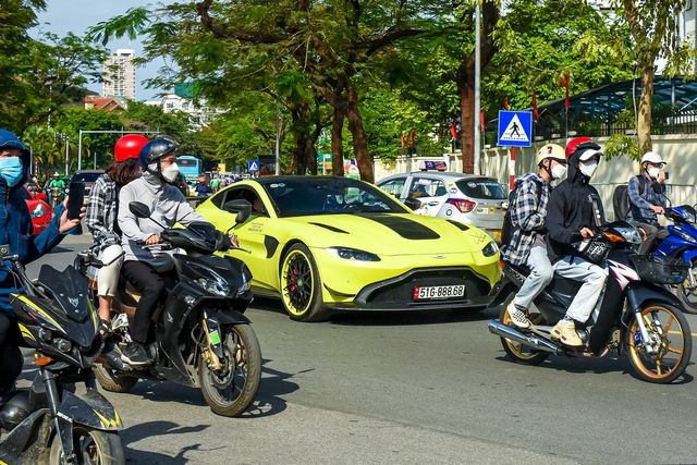Người dân đổ về xung quanh bộ sưu tập siêu xe trị giá gần 400 tỷ đồng tại Hà Nội, nhiều fan cảm thấy tiếc nuối khi không có cơ hội chiêm ngưỡng Koenigsegg Regera và McLaren Senna - Hình 10.