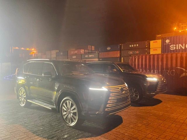 Đang là mặt hàng 'hot', cặp đôi Lexus LX 600 phiên bản 4 chỗ nhập tư nhân về Việt Nam có giá cao hơn 3 tỷ đồng so với xe từ nhà sản xuất chính hãng - Ảnh 1.