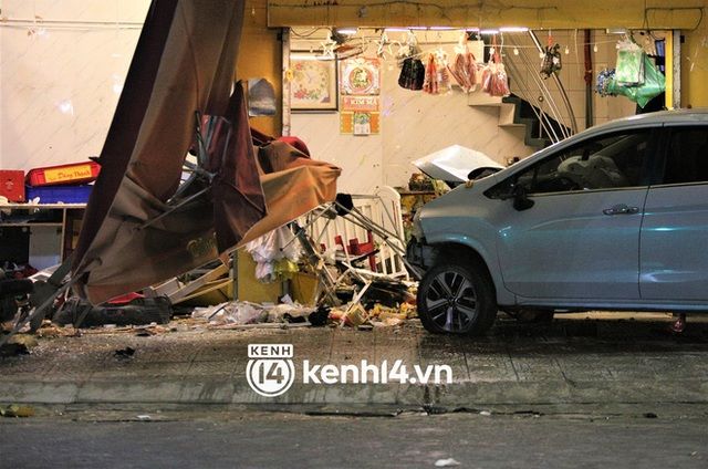 Cảnh xe ô tô 'điên' lao thẳng vào tiệm bánh mì nổi tiếng ở Đà Nẵng, nhiều người bị kẹt trong đống đổ nát - Ảnh 5.