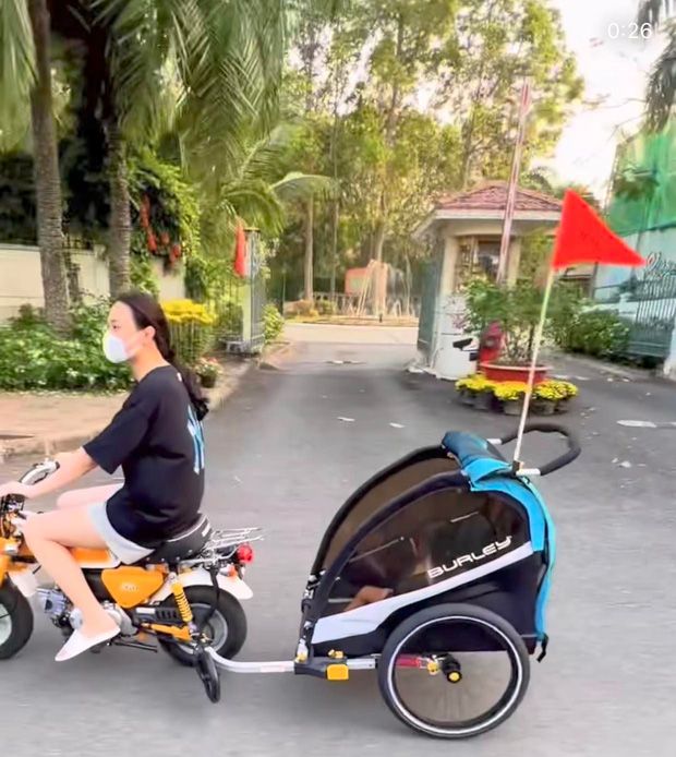 Các đại gia Việt chi hàng nghìn USD cho đồ cho con: Cường Đô La mua xe đạp Bentley cho con gái, thiếu gia Phan Thành dạo phố bằng xe đẩy trị giá 60 triệu VNĐ