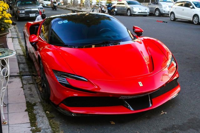 Chiếc Ferrari SF90 Stradale thứ ba vừa về nước đã tham gia vào không khí du xuân, và người ta đang đồn đoán về chủ nhân có thể là người từng là chồng của Lệ Quyên.