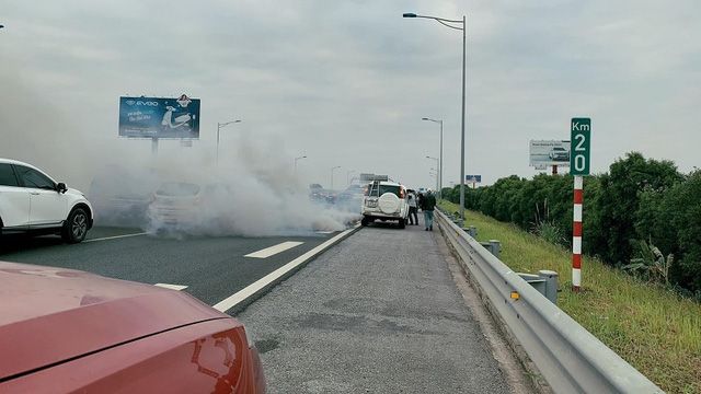 Trong đầu năm, có tranh cãi về vụ 'ô tô cháy do đổ nhầm dầu thay vì xăng', một kỹ sư ô tô đã tiết lộ cách xử lý - Hình ảnh 1.