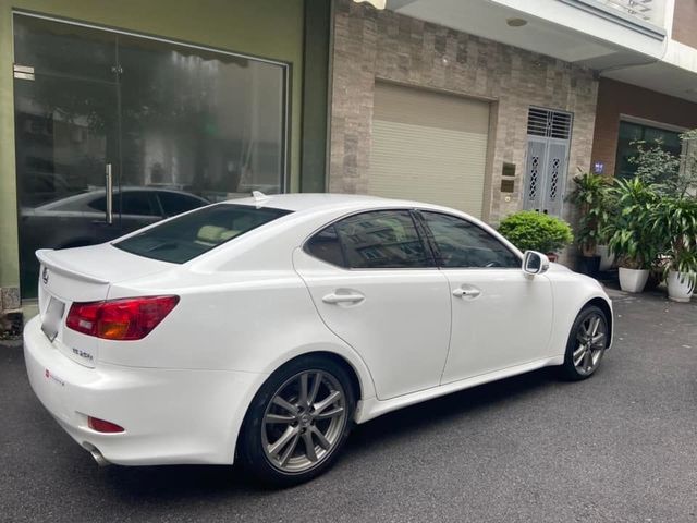Sau hơn một thập kỷ, giá của Lexus IS 250 vẫn thấp hơn cả phiên bản số sàn của Toyota Vios.