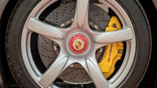 Xem gần chiếc Porsche Carrera GT đã chạy được 18 năm đang được bán đấu giá - Ảnh 7.