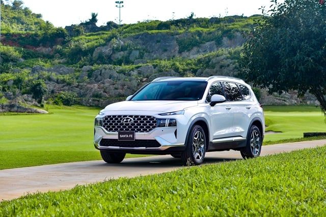 Hyundai SantaFe gặp tình trạng khan hàng, giá bán tại các đại lý tăng đến 80 triệu đồng - Ảnh 1.