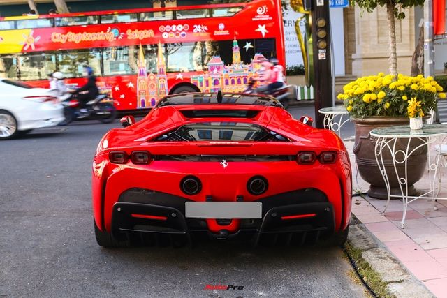 Chiếc Ferrari SF90 Stradale thứ ba tại Việt Nam vừa về nước đã tham gia vào không khí du xuân, và người ta đang đồn đoán về chủ nhân có thể là người từng là chồng của Lệ Quyên.