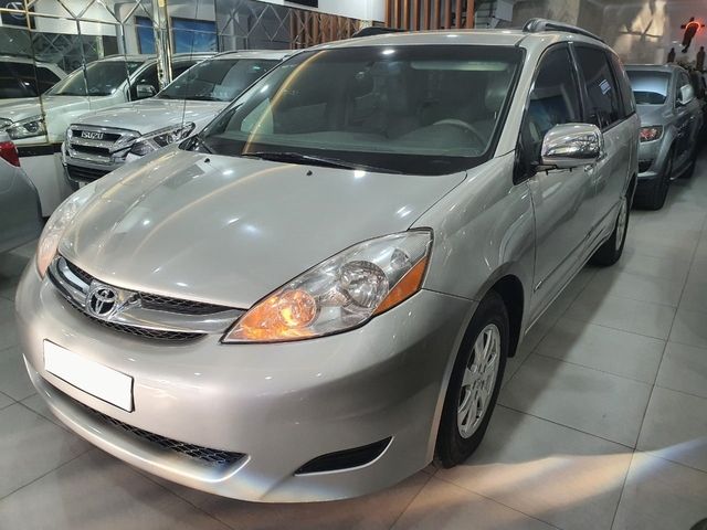 Dù đã trải qua 14 năm, Toyota Sienna vẫn giữ nguyên giá bán cao hơn Suzuki Ertiga mua mới - Hình 1.