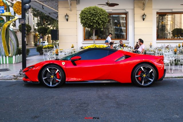 Chiếc Ferrari SF90 Stradale thứ ba tại Việt Nam, ngay khi về đến quê hương, đã tham gia vào không khí du xuân, có người đồn đoán chủ nhân là người từng là chồng cũ của Lệ Quyên.