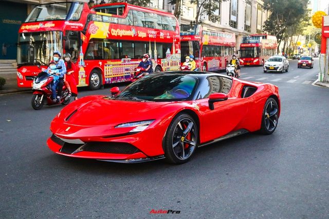 Chiếc Ferrari SF90 Stradale thứ ba về Việt Nam đã tham gia vào không khí du xuân, và người ta đồn đoán chủ nhân có thể là chồng cũ của Lệ Quyên.