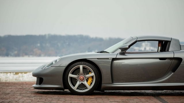 Xem gần chiếc Porsche Carrera GT đã chạy được 18 năm đang được bán đấu giá - Ảnh 3.