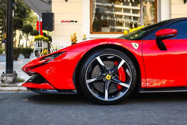 Chiếc Ferrari SF90 Stradale thứ ba về Việt Nam đã tham gia vào không khí du xuân, và người ta đồn đoán chủ nhân có thể là chồng cũ của Lệ Quyên.