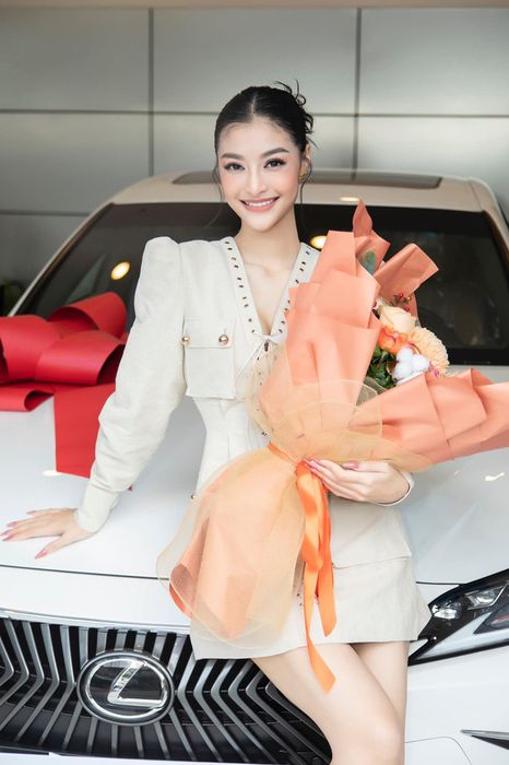 Á hậu tặng xe cho mẹ, trị giá gần 3 tỷ đồng ngày gần Tết, thực sự là một hành động đáng quý