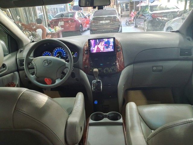 Dù đã trải qua 14 năm, Toyota Sienna vẫn giữ nguyên giá bán cao hơn so với việc mua một chiếc Suzuki Ertiga mới - Hình 3.
