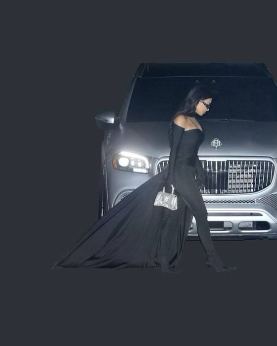 Thú chơi siêu xe độc đáo của doanh nhân siêu vòng ba Kim Kardashian: Bọc vải bông cho Lamborghini, sơn lại toàn bộ bộ sưu tập xe sang để phù hợp với phong cách của dinh thự - Ảnh 1.