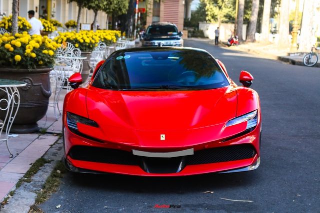 Chiếc Ferrari SF90 Stradale thứ ba tại Việt Nam vừa trở về đã lăn bánh trong không khí mùa xuân, và có tin đồn chủ nhân là người từng là chồng của Lệ Quyên.