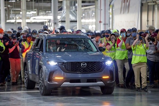 Mazda CX-50 chính thức bắt đầu gia công, sẵn sàng cạnh tranh với Toyota RAV4, Hyundai Tucson - Hình 1.