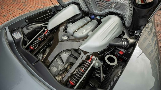 Xem gần chiếc Porsche Carrera GT đã chạy được 18 năm đang được bán đấu giá - Ảnh 12.