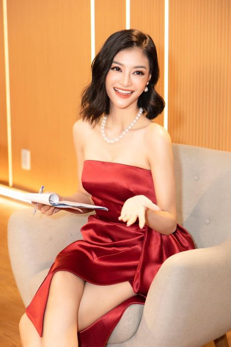 Á hậu tặng xe cho mẹ, trị giá gần 3 tỷ đồng ngày gần Tết, thật sự là một hành động đáng quý