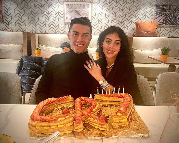 Hành động 'đỉnh nhà' như Ronaldo: Vừa được Georgina tặng xe sang 10 tỷ, lái ngay đến sân tập cho thiên hạ trầm trồ - Ảnh 4.