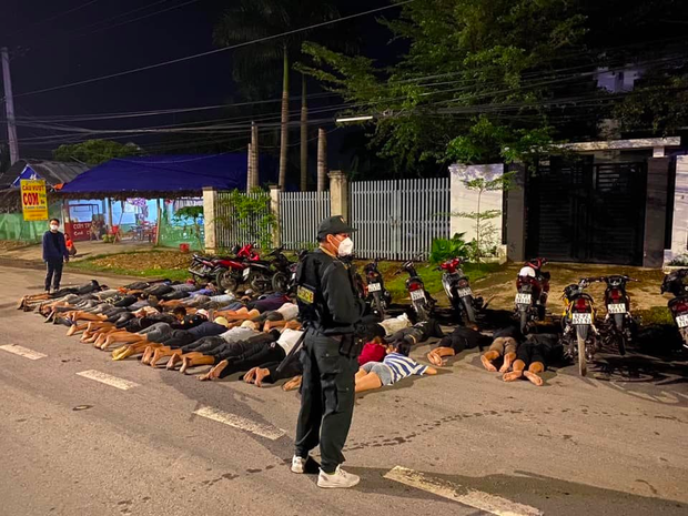 Công an tỉnh Tây Ninh sử dụng 'chiêu thuật' để bắt giữ hàng chục tay đua xe trái phép trên Quốc lộ 22 - Ảnh 2.