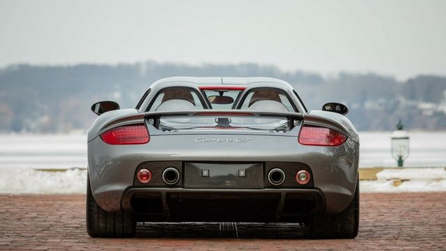 Xem gần chiếc Porsche Carrera GT đã chạy được 18 năm đang được bán đấu giá - Ảnh 2.