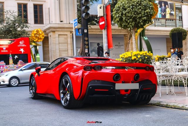 Chiếc Ferrari SF90 Stradale thứ ba vừa về nước đã lăn bánh du xuân, đặc điểm này khiến người ta nghĩ đến chủ nhân có thể là chồng cũ của Lệ Quyên.