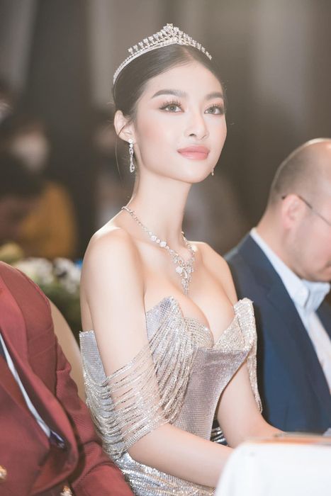 Á hậu tặng xe cho mẹ, trị giá gần 3 tỷ đồng vào ngày gần Tết, thật sự là một hành động đáng quý