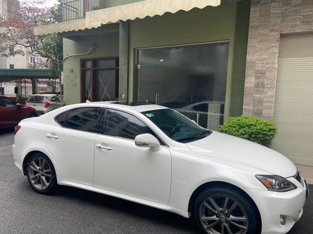 Sau gần 20 năm, Lexus IS 250 vẫn được đánh giá là rẻ hơn cả Toyota Vios bản số sàn.