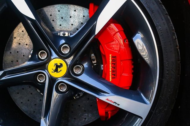 Chiếc Ferrari SF90 Stradale thứ ba về Việt Nam đã tham gia vào không khí du xuân, và người ta đồn đoán chủ nhân có thể là chồng cũ của Lệ Quyên.