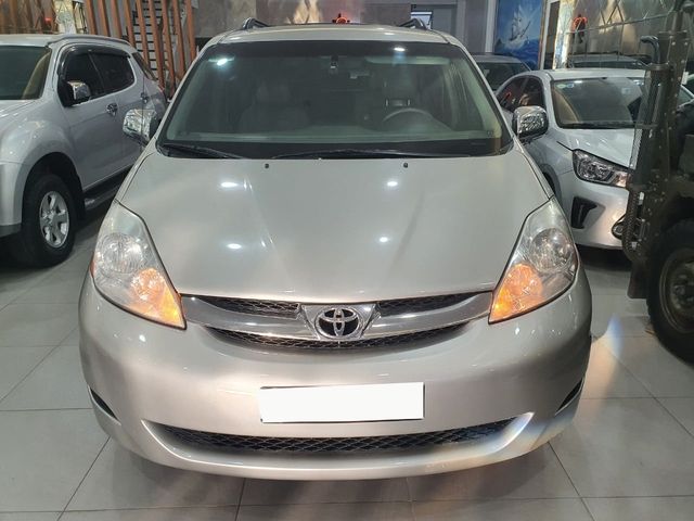 Dù đã trải qua 14 năm, Toyota Sienna vẫn giữ nguyên giá bán cao hơn Suzuki Ertiga mua mới - Hình 2.