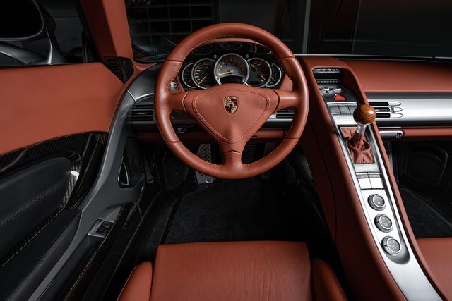 Porsche Carrera GT đấu giá với giá 2 triệu USD - Ảnh 5.