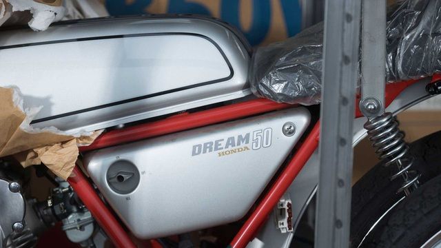 Mở hộp một chiếc Honda Dream 50 đời 1998 siêu hiếm, đã 24 năm tuổi, sẵn sàng được đưa lên kệ đấu giá - Ảnh 2.