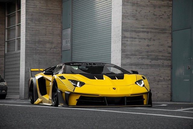 Phiên bản Lamborghini Aventador độ Liberty Walk GT EVO mới là sự lựa chọn đáng tham khảo cho những doanh nhân giàu có tại Việt Nam: Chi phí cho bộ vỏ carbon này lên đến hơn 4,2 tỷ đồng - Hình 1.