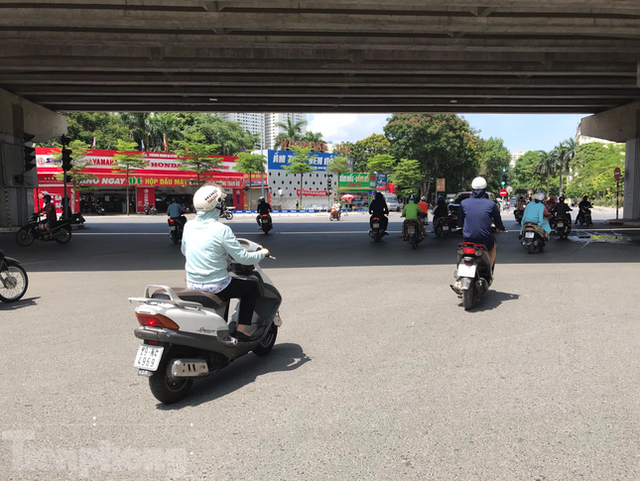 Những vật dụng cần mang theo khi lái xe máy dưới trời nắng chói chang - Hình 1.