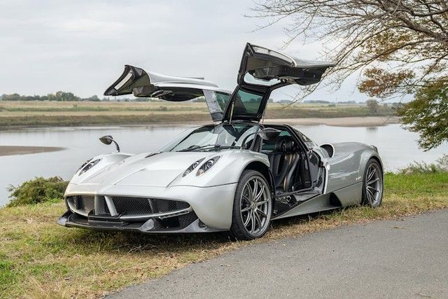 Pagani Huayra siêu nhanh, siêu hiếm lần này lên kệ: Phần option một mình cũng đã hơn 4 tỷ đồng - Ảnh 1.