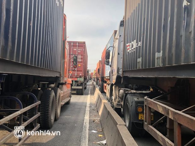 Hình ảnh: Tình trạng kẹt xe ở cửa ngõ TP. HCM kéo dài từ sáng đến trưa trong những ngày gần Tết, khiến người dân phải mệt mỏi vì phải di chuyển từng bước - Ảnh 6.