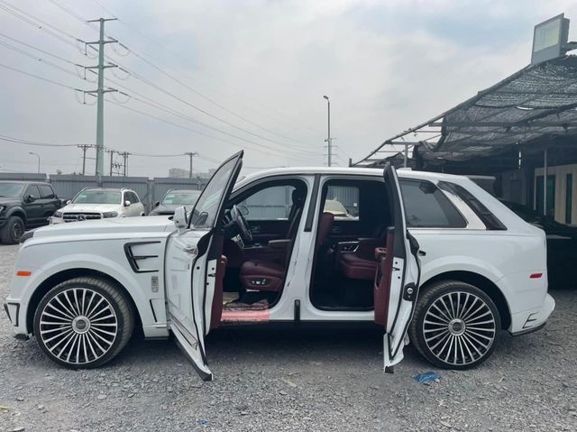 Tiếp tục khám phá chiếc Rolls-Royce Cullinan Mansory đầu tiên tại Việt Nam - Một sản phẩm độc đáo vừa đến tay đại gia để thưởng ngoạn trong kỳ nghỉ Tết - Xem ảnh 3.